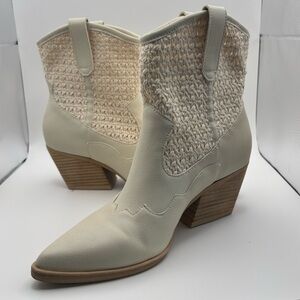 Dolce Vita Cream Crochet Western Ankle Boots 6.5 Boho Cottagecore Whimsy Fairy